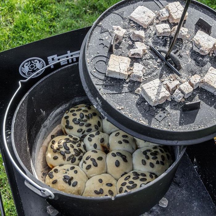 Frisch backende Brötchen in einem gusseisernen Feuertopf